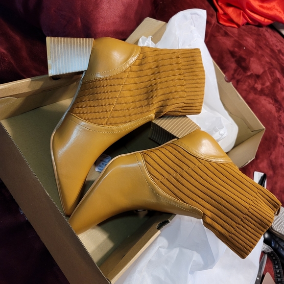 NIB Knit Sweater ankle slip on warm and cozy block heal bootie size 10 - Picture 3 of 7